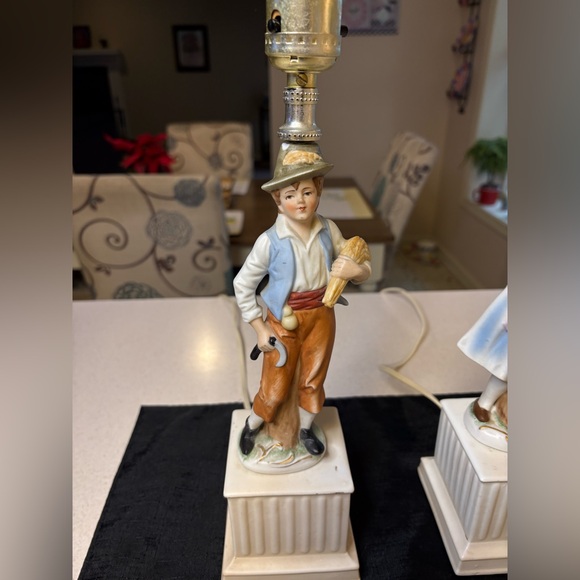 Price Drop🔥🔥🔥Pair Of Vintage Figural Lamps - Picture 2 of 11